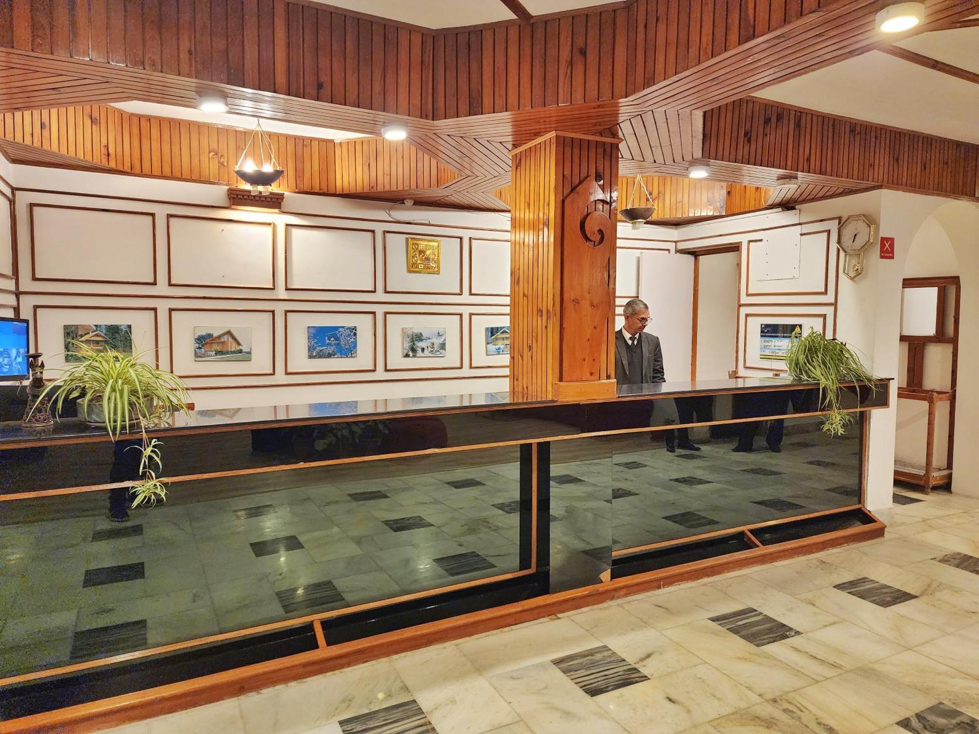 Hotel Pineview Šimla Exteriér fotografie