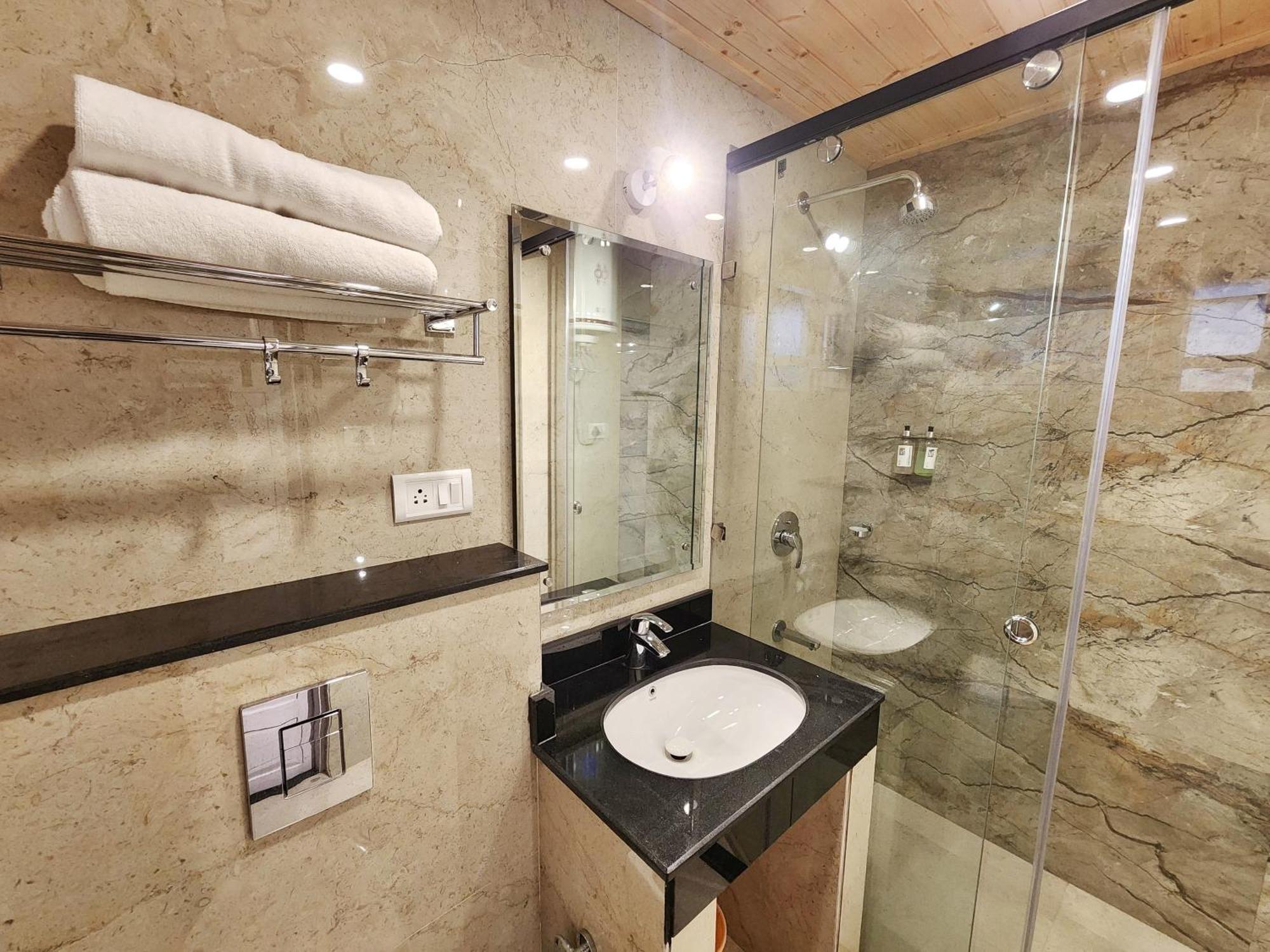 Hotel Pineview Šimla Exteriér fotografie