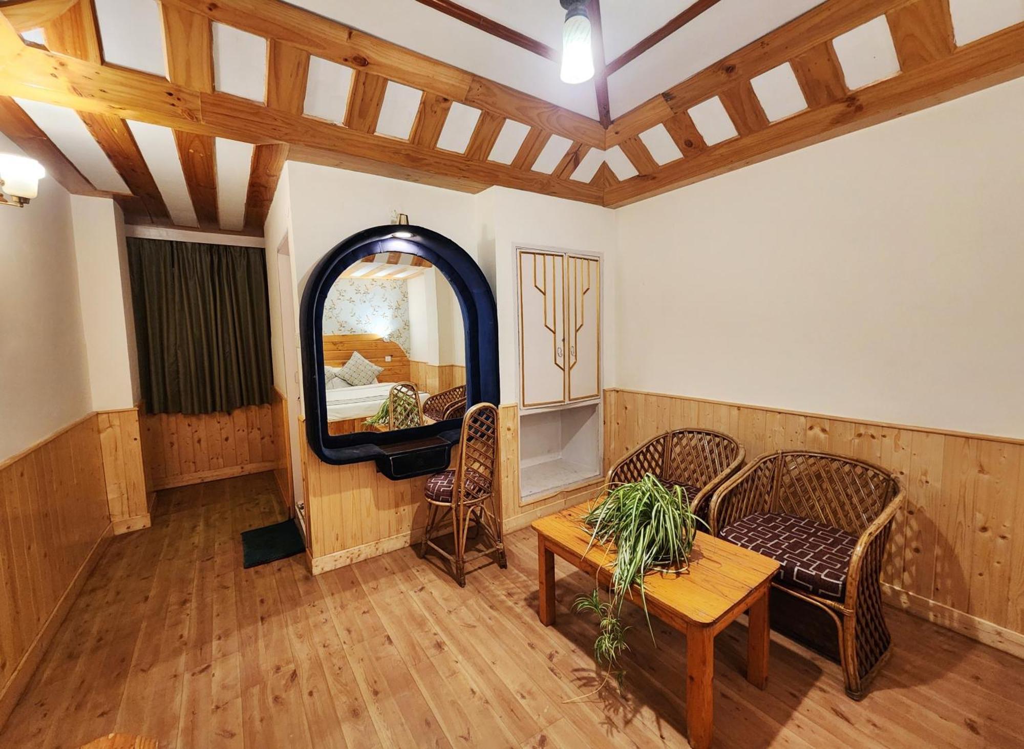 Hotel Pineview Šimla Exteriér fotografie